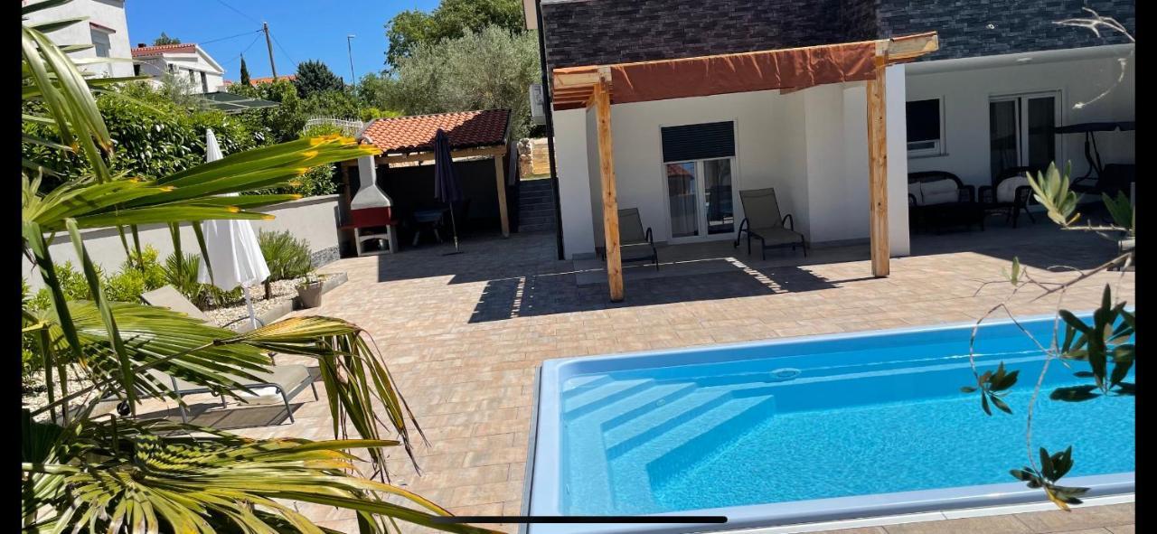 Mira ***** Villa Pinezići